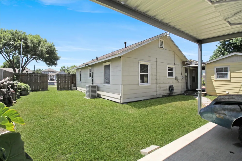 306 W Houston Avenue Pasadena, TX 77502