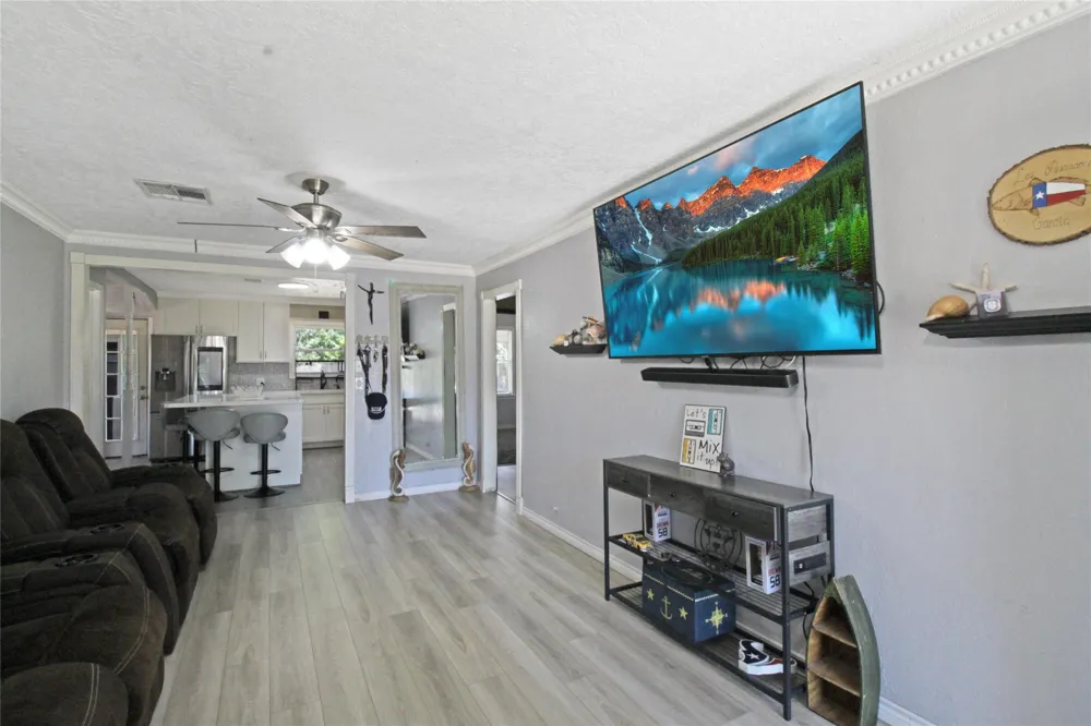 306 W Houston Avenue Pasadena, TX 77502