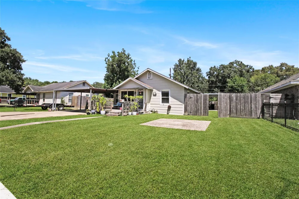 306 W Houston Avenue Pasadena, TX 77502