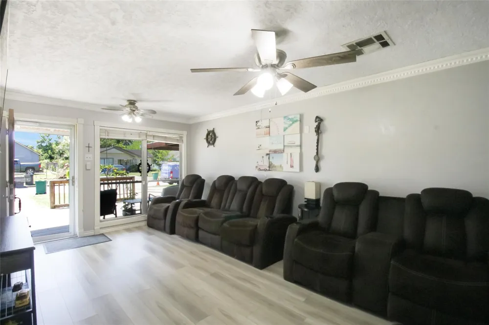 306 W Houston Avenue Pasadena, TX 77502