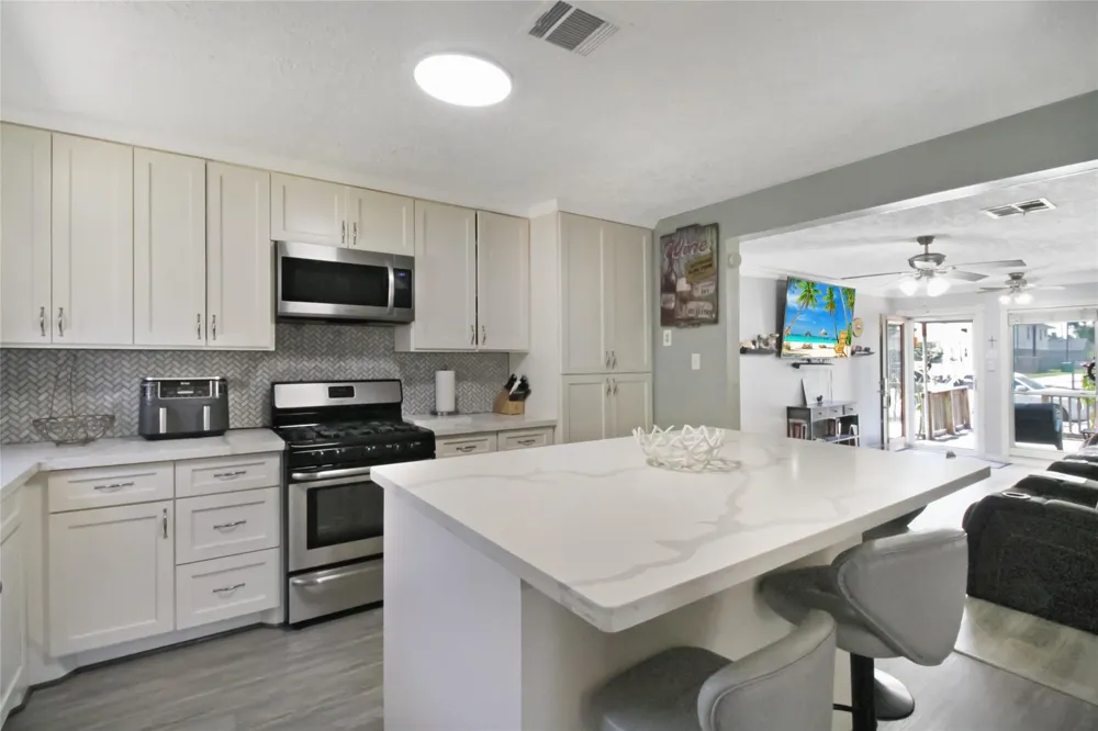 306 W Houston Avenue Pasadena, TX 77502