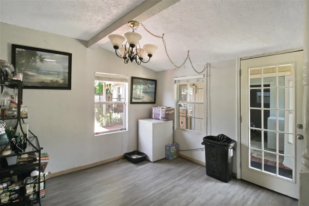 306 W Houston Avenue Pasadena, TX 77502