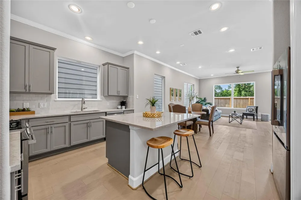 5525 Katy Freeway Houston, TX 77007