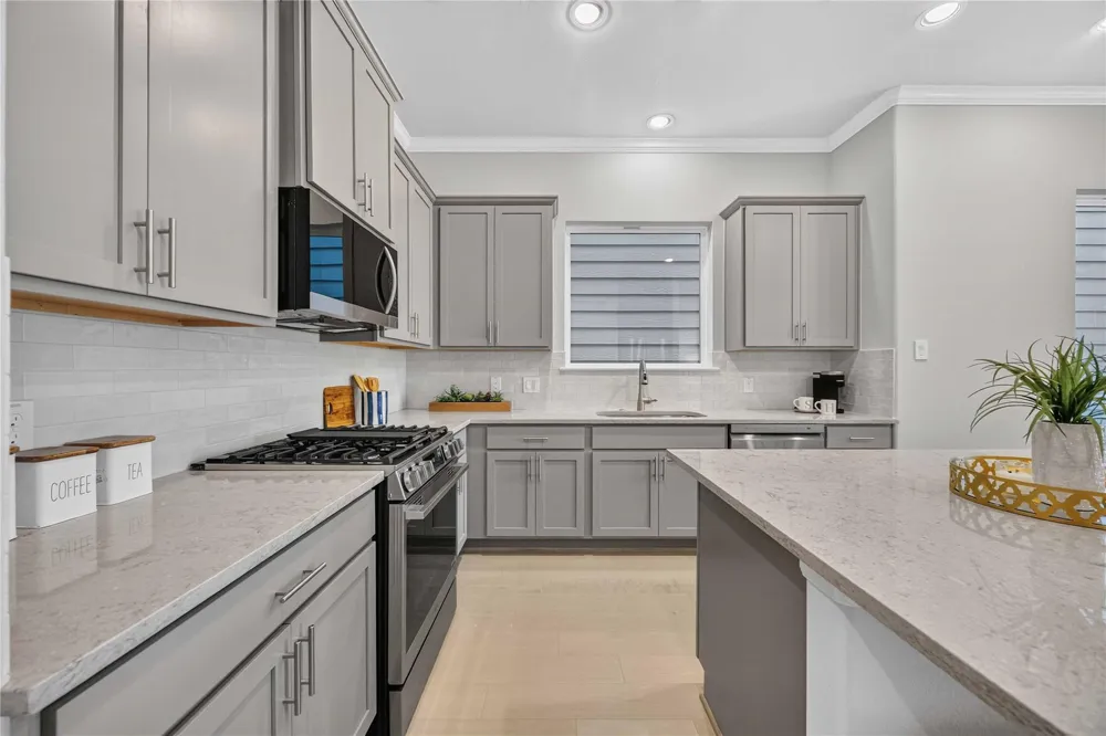 5525 Katy Freeway Houston, TX 77007