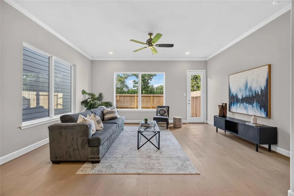 5525 Katy Freeway Houston, TX 77007
