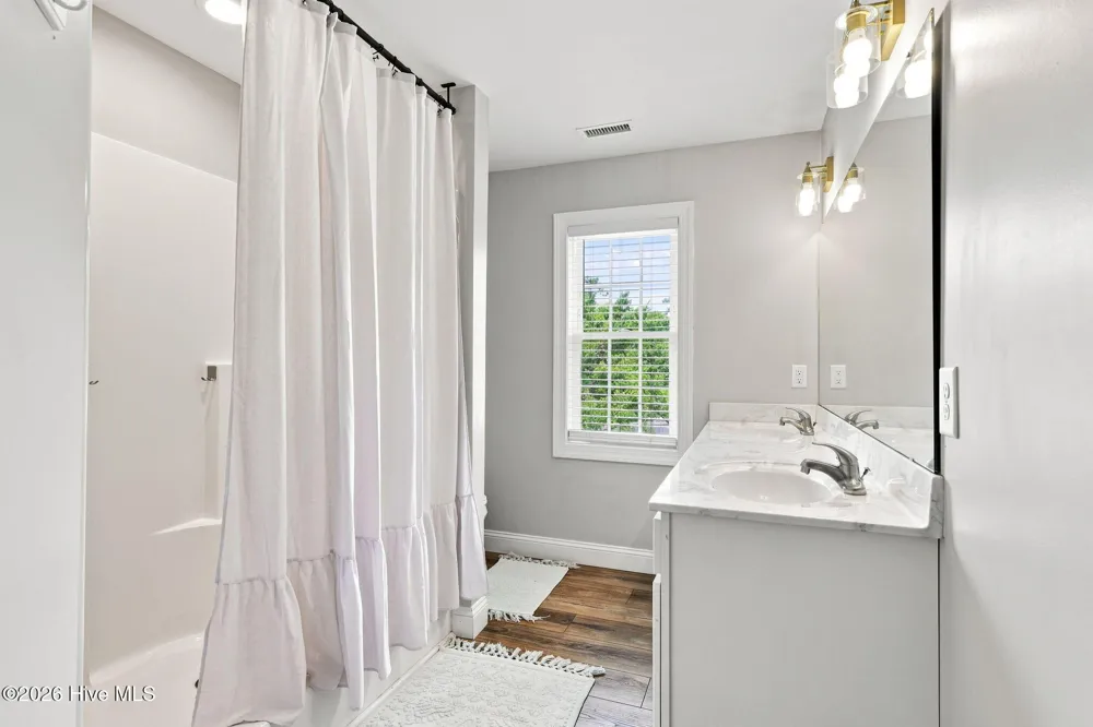 1422 Harkers Island Road Beaufort, NC 28516