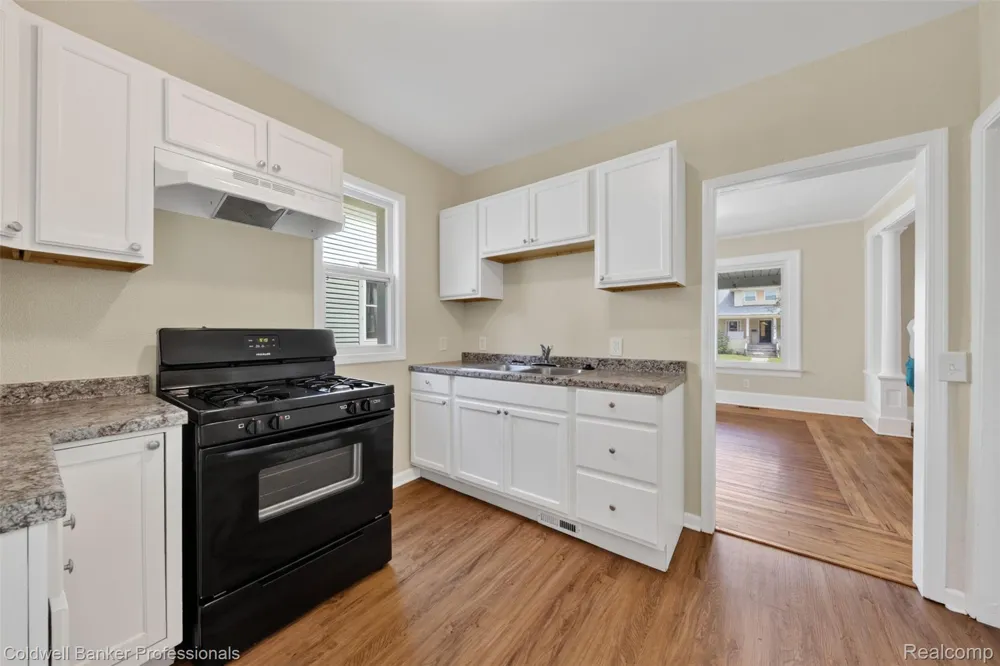 43 Dwight Ave Avenue Pontiac City, MI 48341