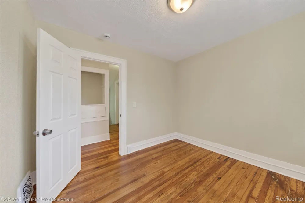 43 Dwight Ave Avenue Pontiac City, MI 48341