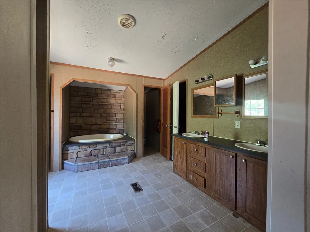 3003 Hilltop Road Granbury, TX 76048