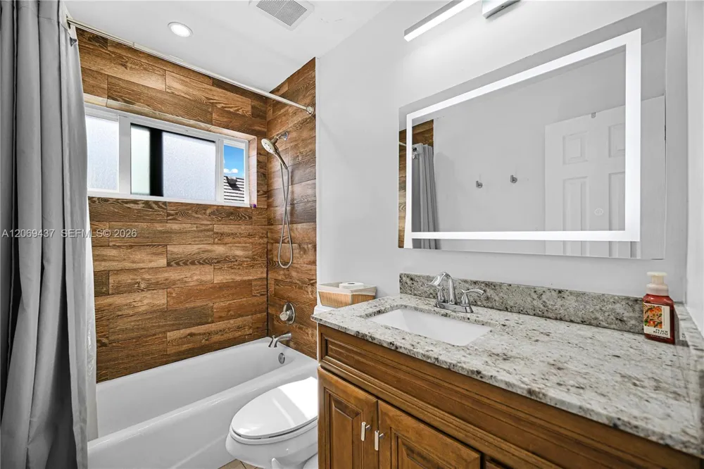 2710 NW 54th St Tamarac, FL 33309