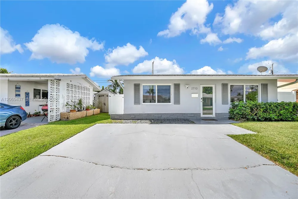2710 NW 54th St Tamarac, FL 33309