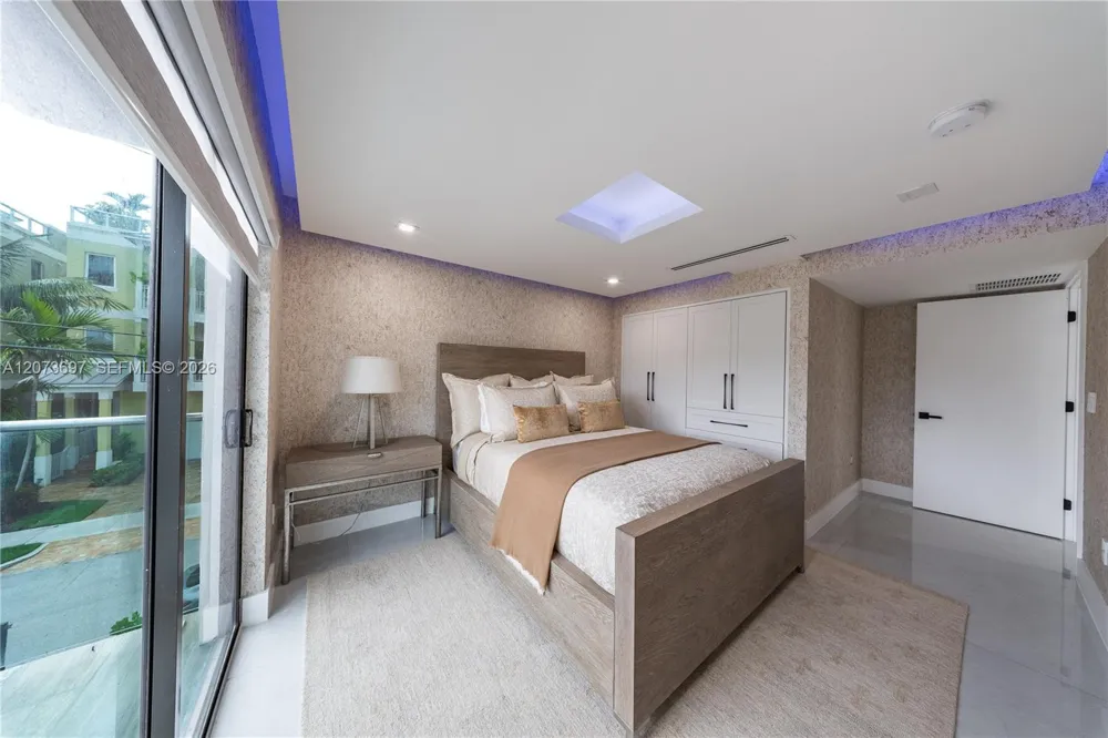 5601 Ocean Dr Hollywood, FL 33019