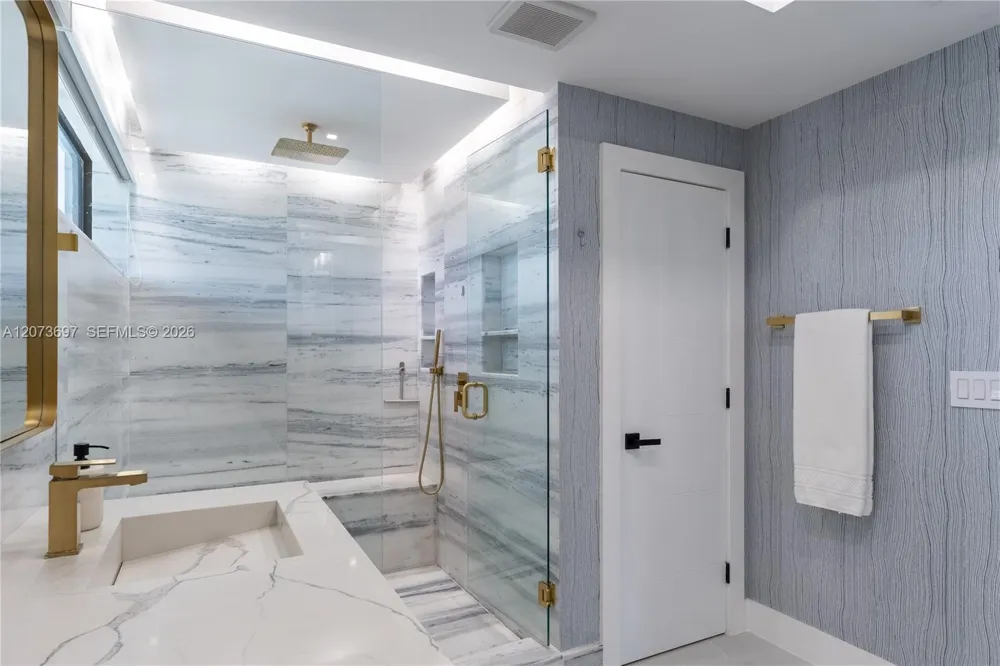 5601 Ocean Dr Hollywood, FL 33019