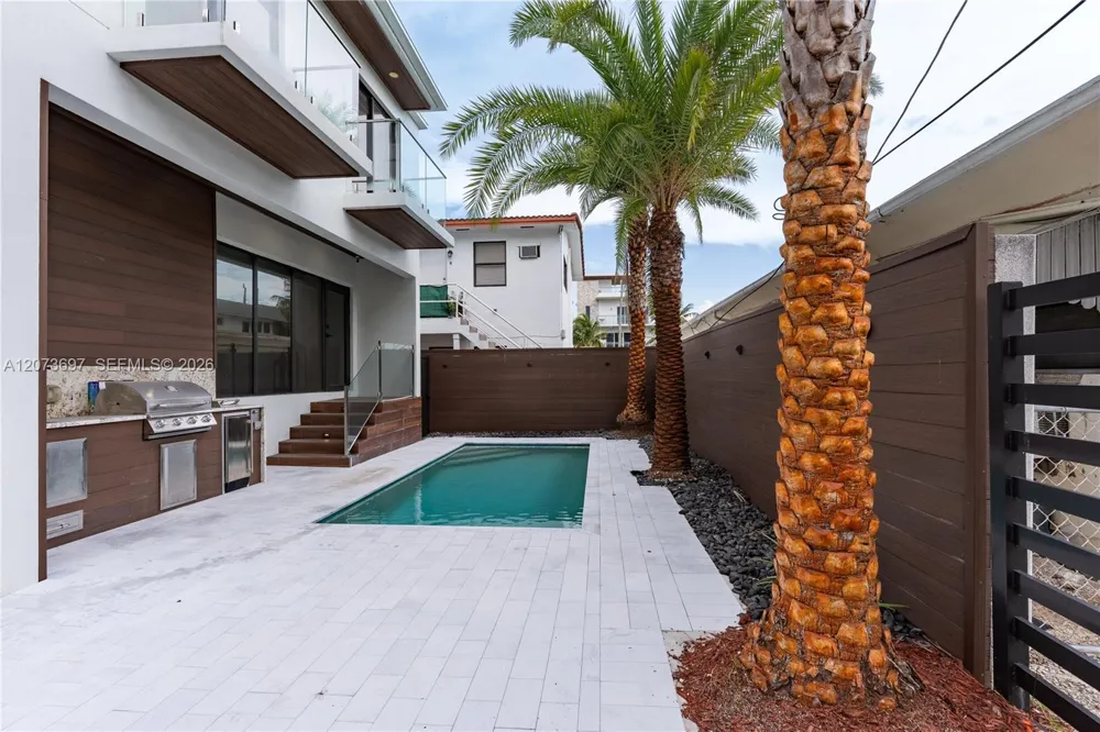 5601 Ocean Dr Hollywood, FL 33019