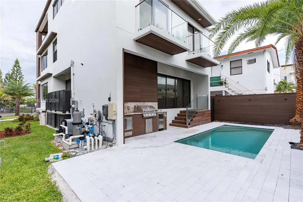 5601 Ocean Dr Hollywood, FL 33019