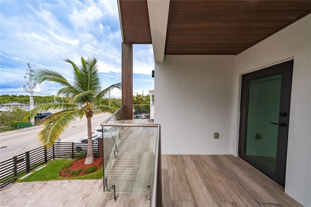 5601 Ocean Dr Hollywood, FL 33019
