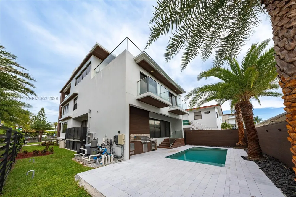 5601 Ocean Dr Hollywood, FL 33019