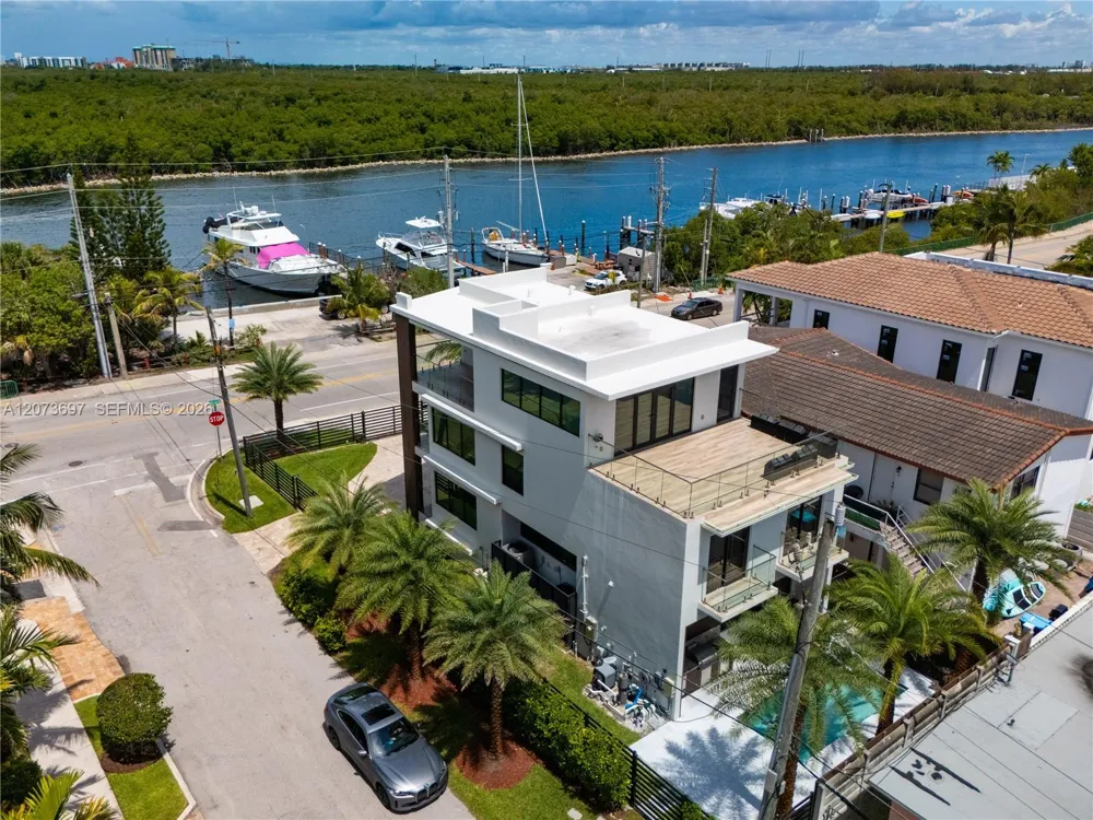 5601 Ocean Dr Hollywood, FL 33019