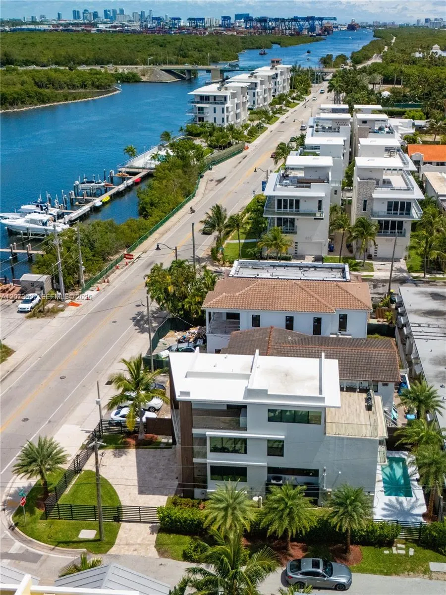 5601 Ocean Dr Hollywood, FL 33019