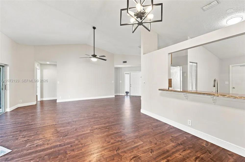 10425 NW 9th Mnr Coral Springs, FL 33071