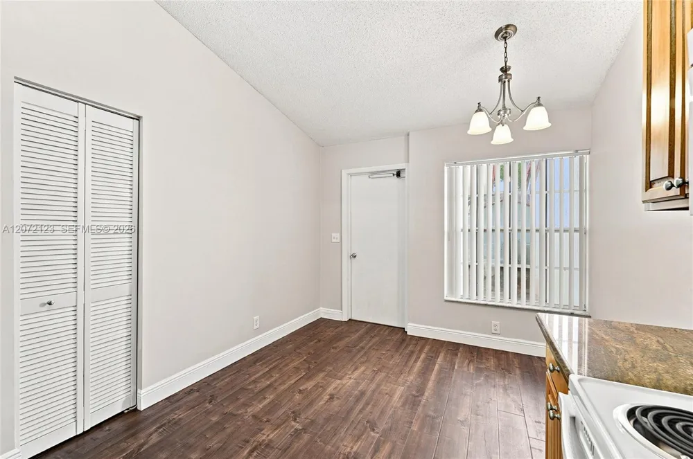 10425 NW 9th Mnr Coral Springs, FL 33071