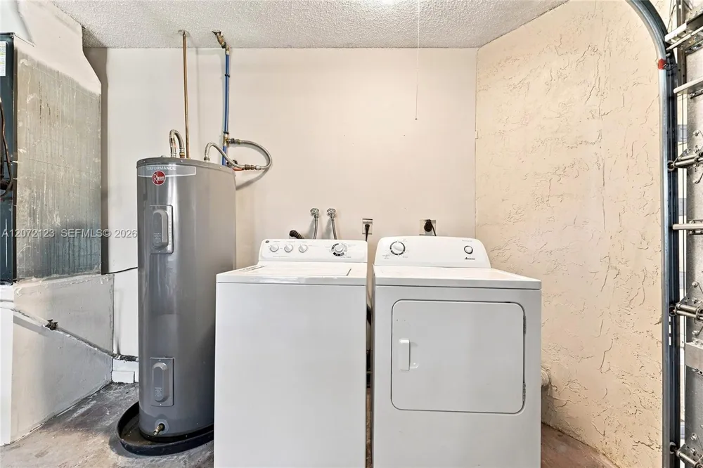 10425 NW 9th Mnr Coral Springs, FL 33071