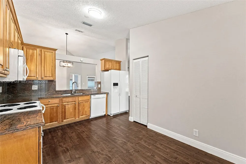 10425 NW 9th Mnr Coral Springs, FL 33071