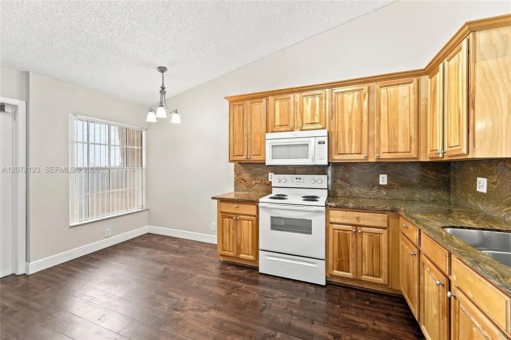 10425 NW 9th Mnr Coral Springs, FL 33071