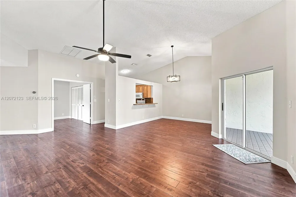10425 NW 9th Mnr Coral Springs, FL 33071