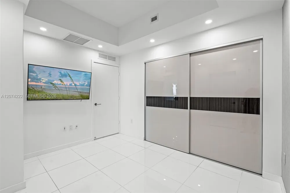 851 NE 1st Ave #1506 Miami, FL 33132