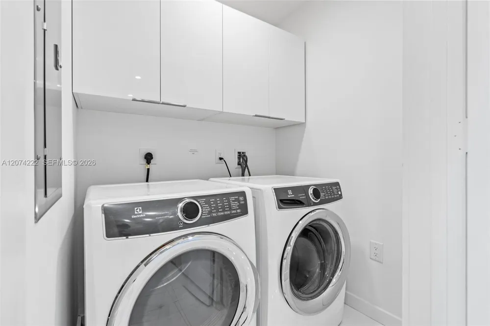851 NE 1st Ave #1506 Miami, FL 33132