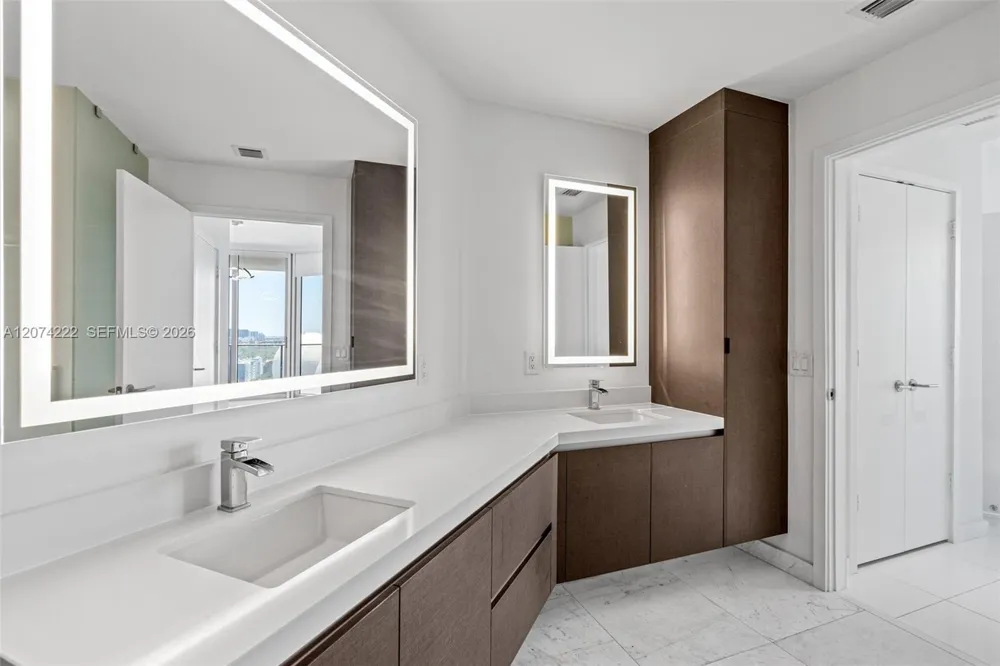 851 NE 1st Ave #1506 Miami, FL 33132