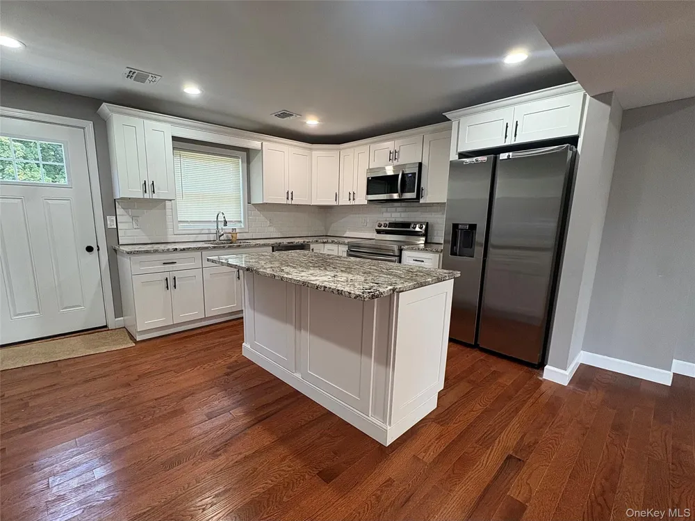 7 E Lakeland Street Bay Shore, NY 11706