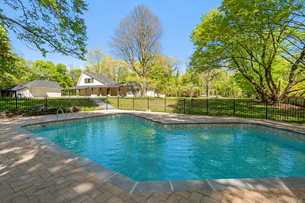 497 Woodbury Road Cold Spring Harbor, NY 11724