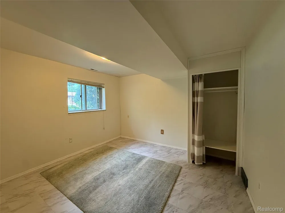 2356 Hinge Drive Troy City, MI 48083