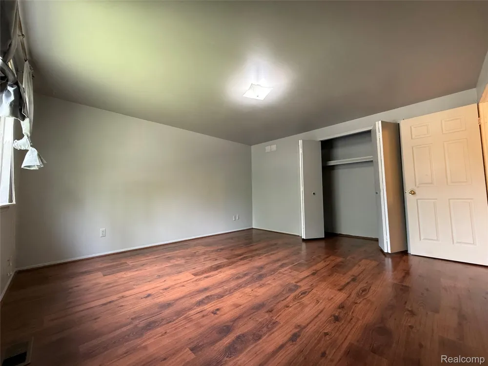 2356 Hinge Drive Troy City, MI 48083