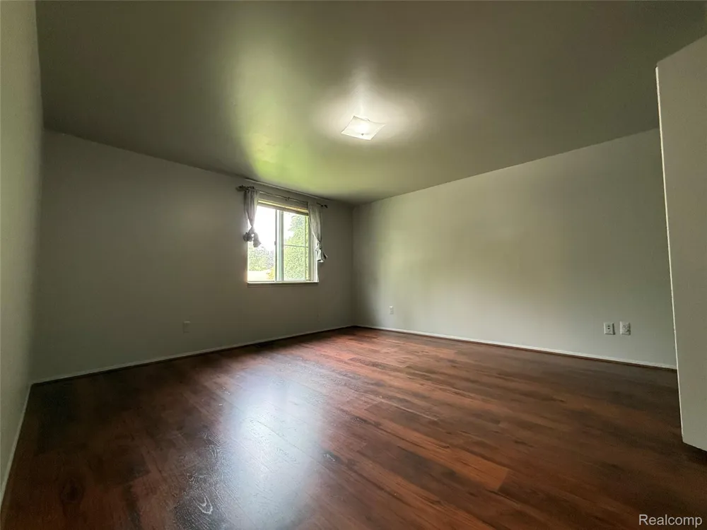 2356 Hinge Drive Troy City, MI 48083