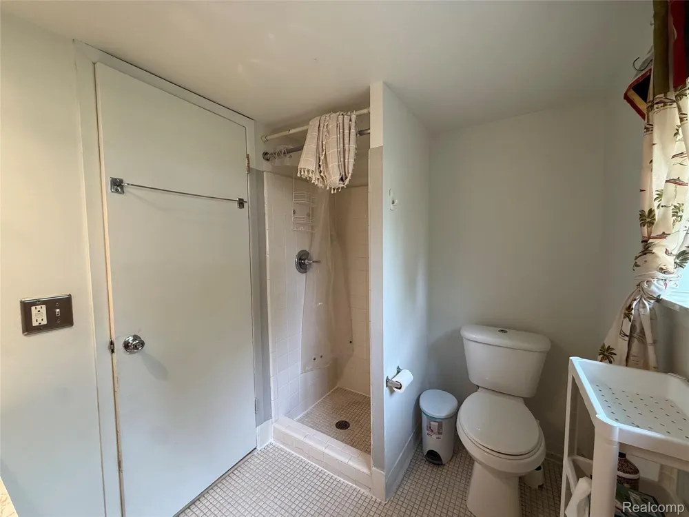 2356 Hinge Drive Troy City, MI 48083