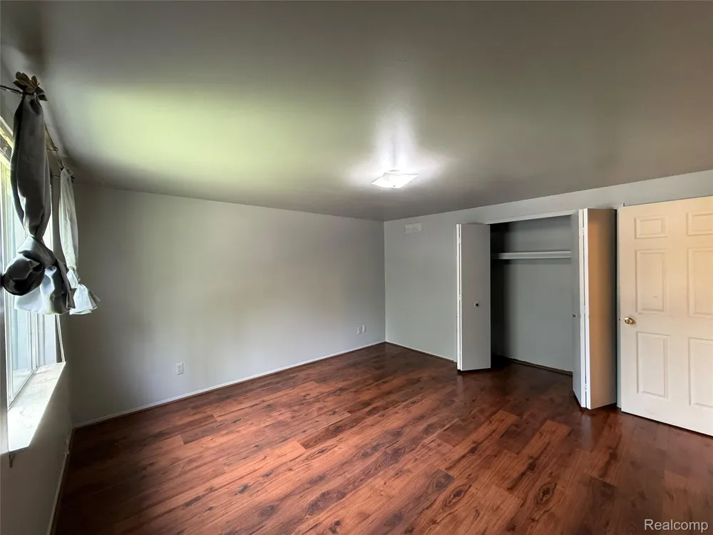 2356 Hinge Drive Troy City, MI 48083