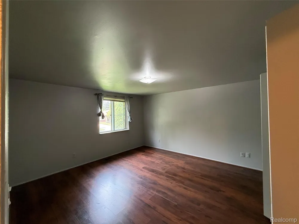 2356 Hinge Drive Troy City, MI 48083