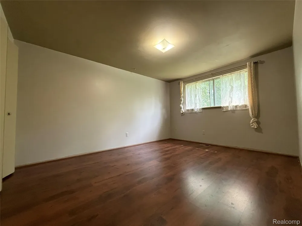 2356 Hinge Drive Troy City, MI 48083
