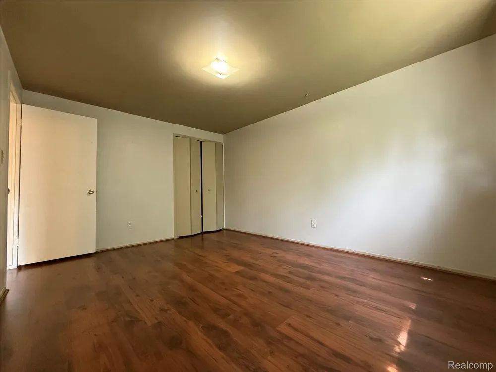 2356 Hinge Drive Troy City, MI 48083