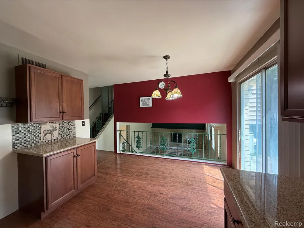 2356 Hinge Drive Troy City, MI 48083
