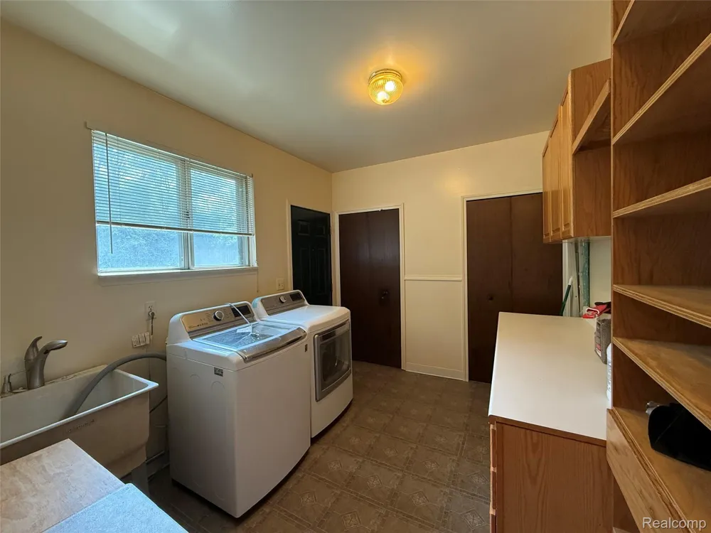 2356 Hinge Drive Troy City, MI 48083