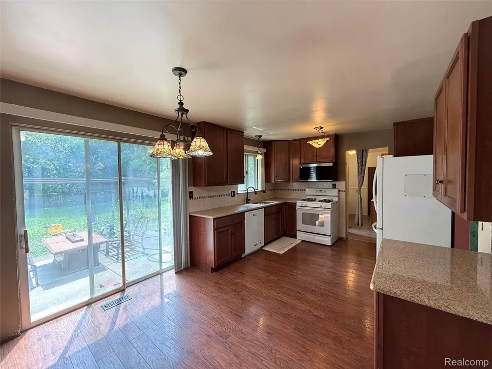 2356 Hinge Drive Troy City, MI 48083