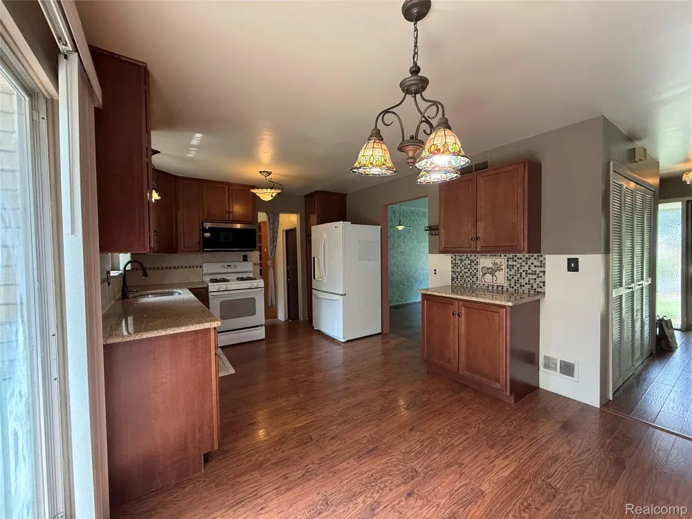 2356 Hinge Drive Troy City, MI 48083