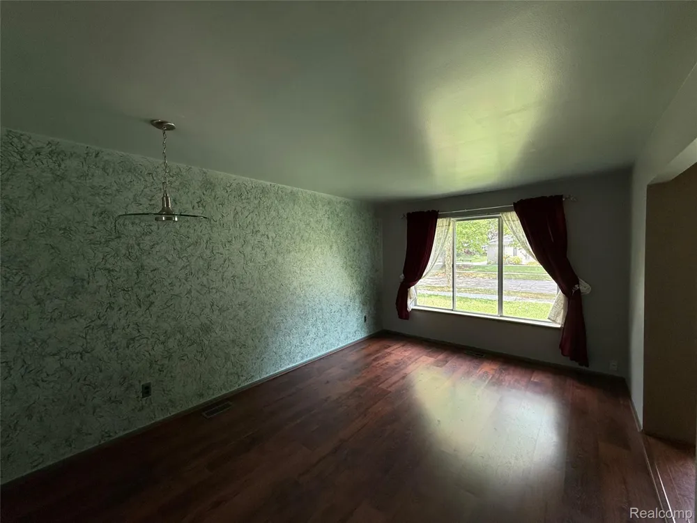 2356 Hinge Drive Troy City, MI 48083