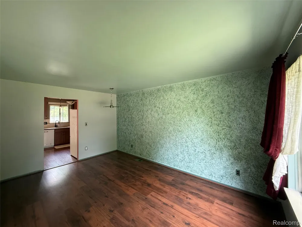 2356 Hinge Drive Troy City, MI 48083