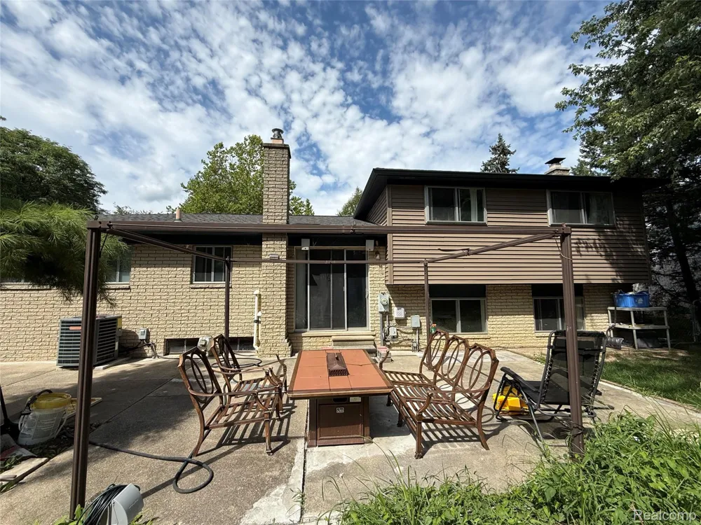 2356 Hinge Drive Troy City, MI 48083