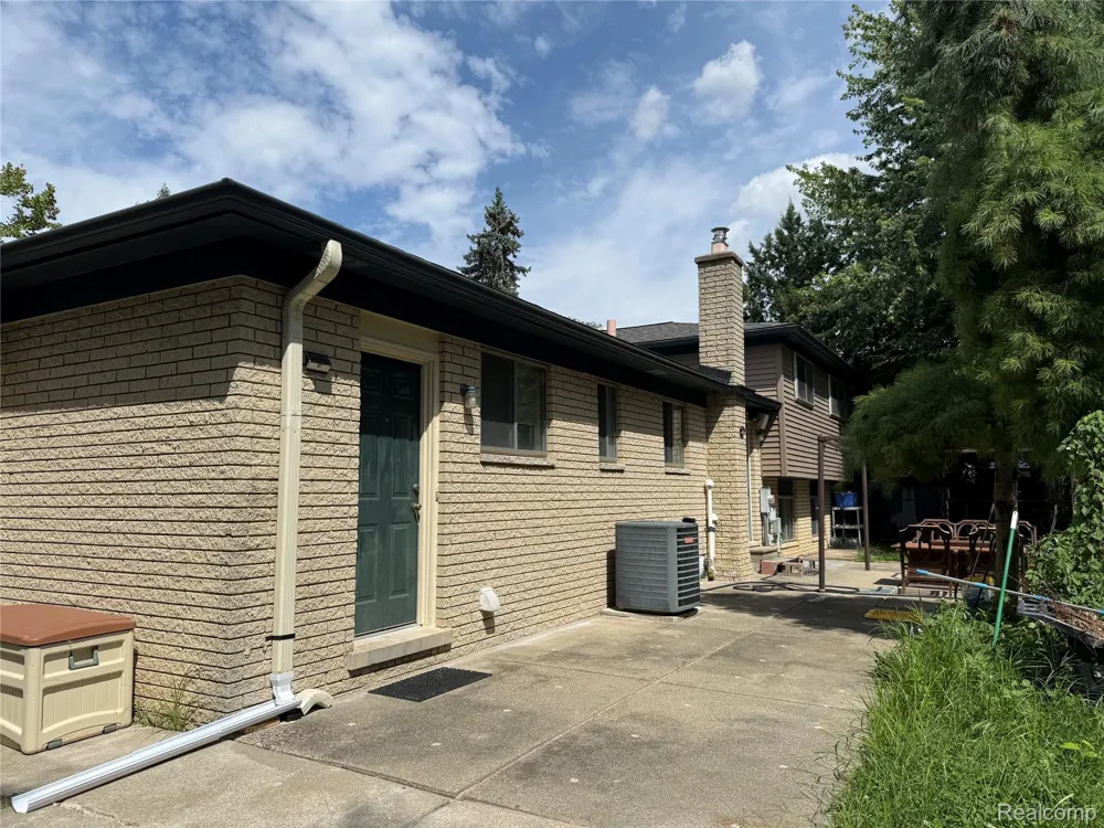 2356 Hinge Drive Troy City, MI 48083